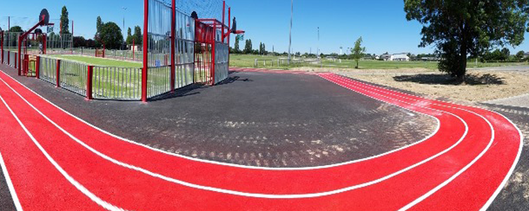 Réalisation d'une piste d'athlétisme dans une zone multisport d'Ingrande le Fresnier (49).
