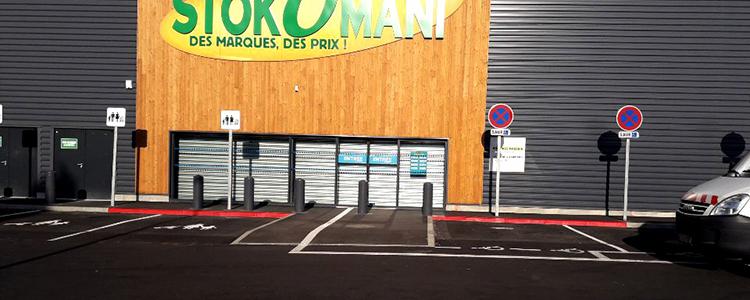 Pose de panneaux et marquage au sol sur le parking du magasin Stokomani Tours de Chambray-lès-Tours (37).