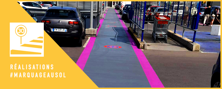 Réalisation du marquage piéton en peinture routière de couleur sur le parking du centre commercial Centre Sud au Mans.