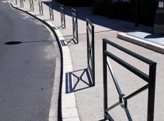 Barrières et potelets installés par nos équipes devant la Résidence du Parc à Saint Cyr sur Loire.