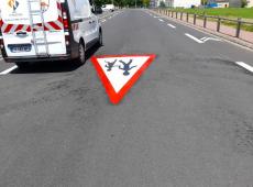 Nouveau marquage pour la ville de Pernay avec un A13a en thermocolle pour avertir les véhicules approchant d'une zone traversée par des enfants.