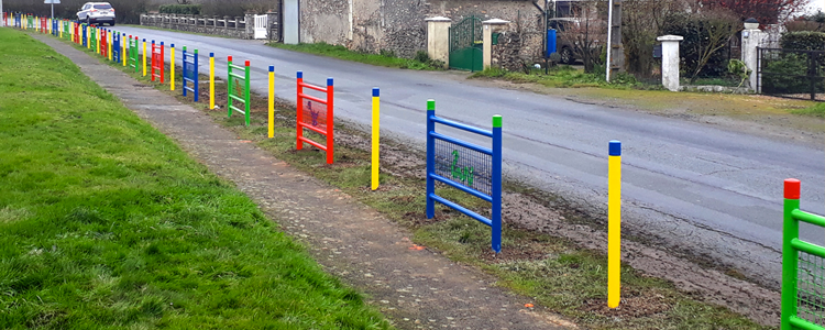 Pose de barrières colorées devant une école primaire.