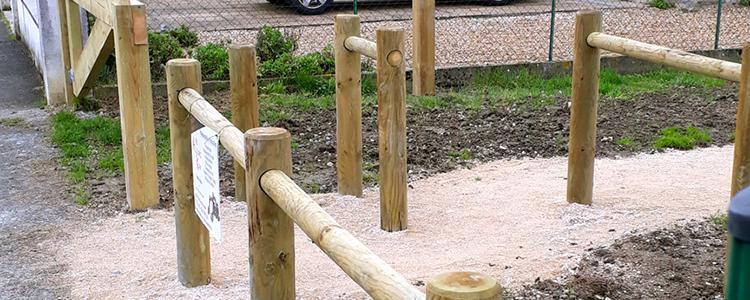 Pose de clôture et barrière en bois à Bléré par nos équipes.