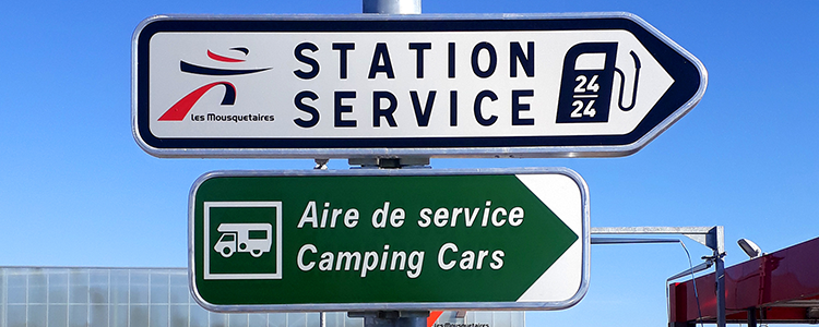 Pose de panneaux sur le parking du Intermarché de Pocé-sur-Cisse.
