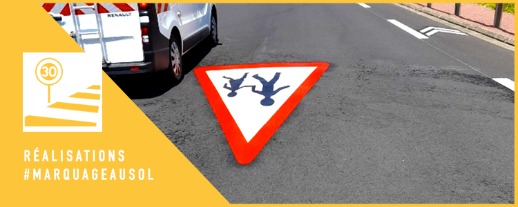 Nouveau marquage pour la ville de Pernay avec un A13a en thermocolle pour avertir les véhicules approchant d'une zone traversée par des enfants.