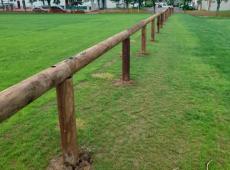 Pose d'une clôture en bois pour le stade de foot d'Amboise