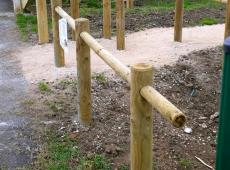 Pose de clôture et barrière en bois à Bléré par nos équipes.
