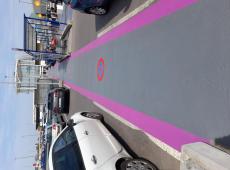 Réalisation du marquage piéton en peinture routière de couleur sur le parking du centre commercial Centre Sud au Mans.